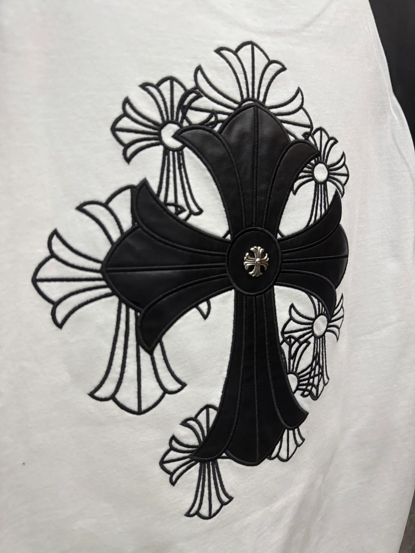 P200 top version, real shot without P, ​​different from market currency) 𝗖𝗵𝗿𝗼𝗺𝗲 𝗛𝗲𝗮𝗿𝘁𝘀/Cro Heart 2026 Spring New Original Single Counter American Laser Skin Embroidery Couple Color Short Sleeves 👑The highest version! Customized fabric 300 grams, best-selling model at the counter, very comfortable to wear. Accessories: original molded and authenticated collar label ➕ 100% silk wash water label. Genuine purchase-grade original hangtag➕matching hanging rope➕3D hanging beads➕original packaging bag. Craftsmanship: The original version has consistent wiring! The highest version of the armhole matching technique! Color: white and black Size: S M L XL Style number: 26-2036